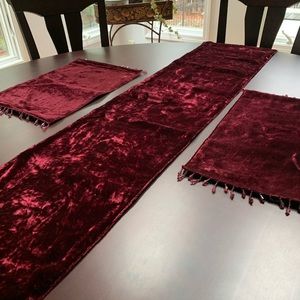 Table runner and 2 placemats !